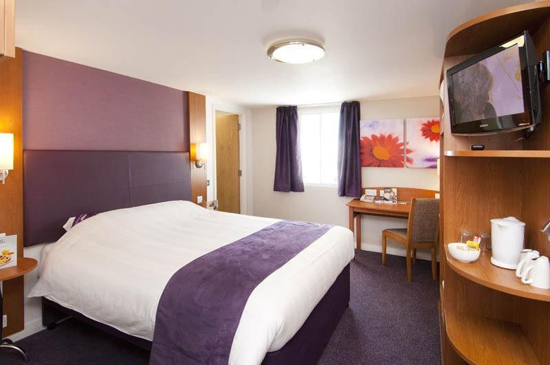 Premier Inn London Ruislip Exterior foto